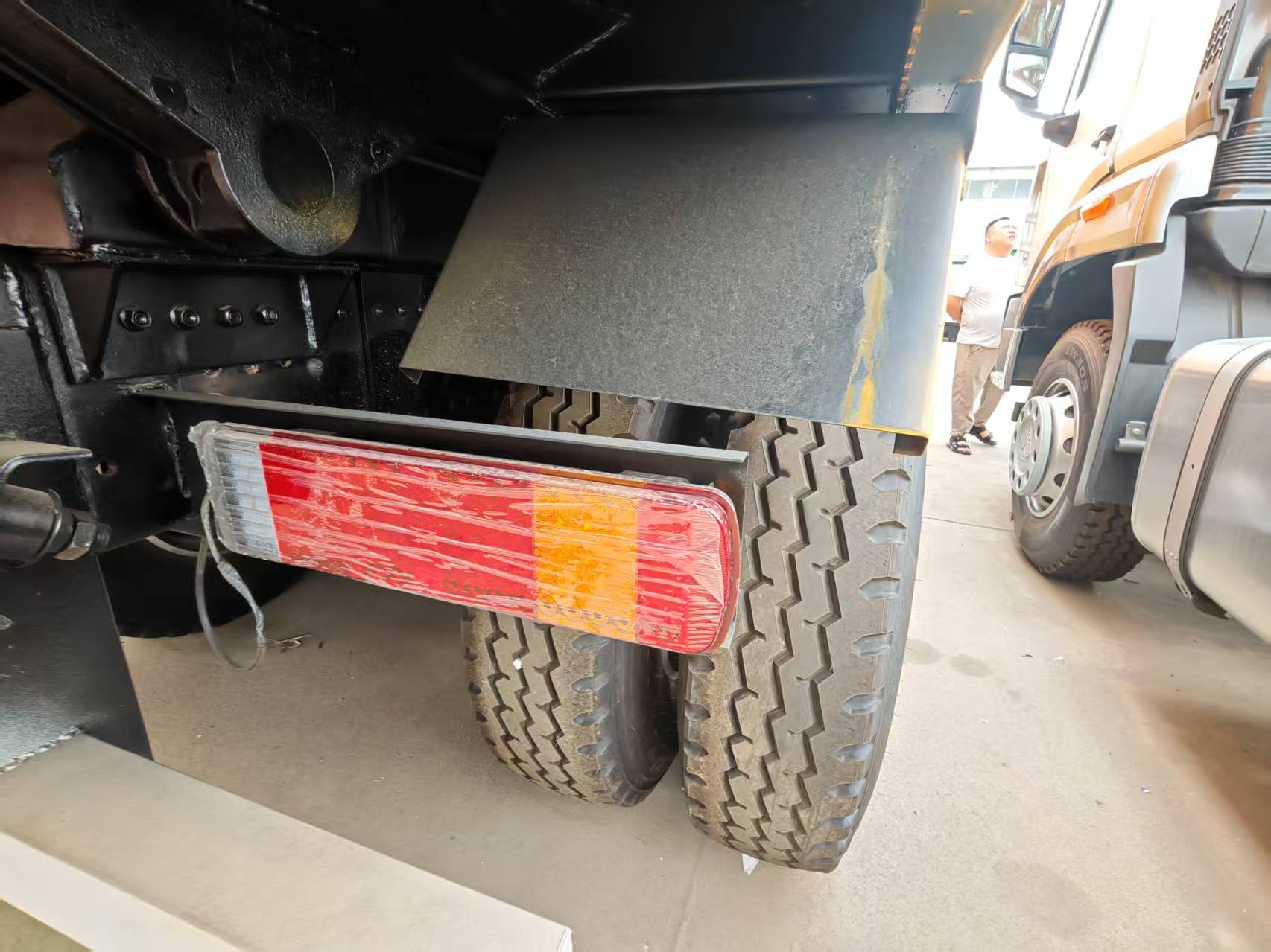 6×4 dump truck