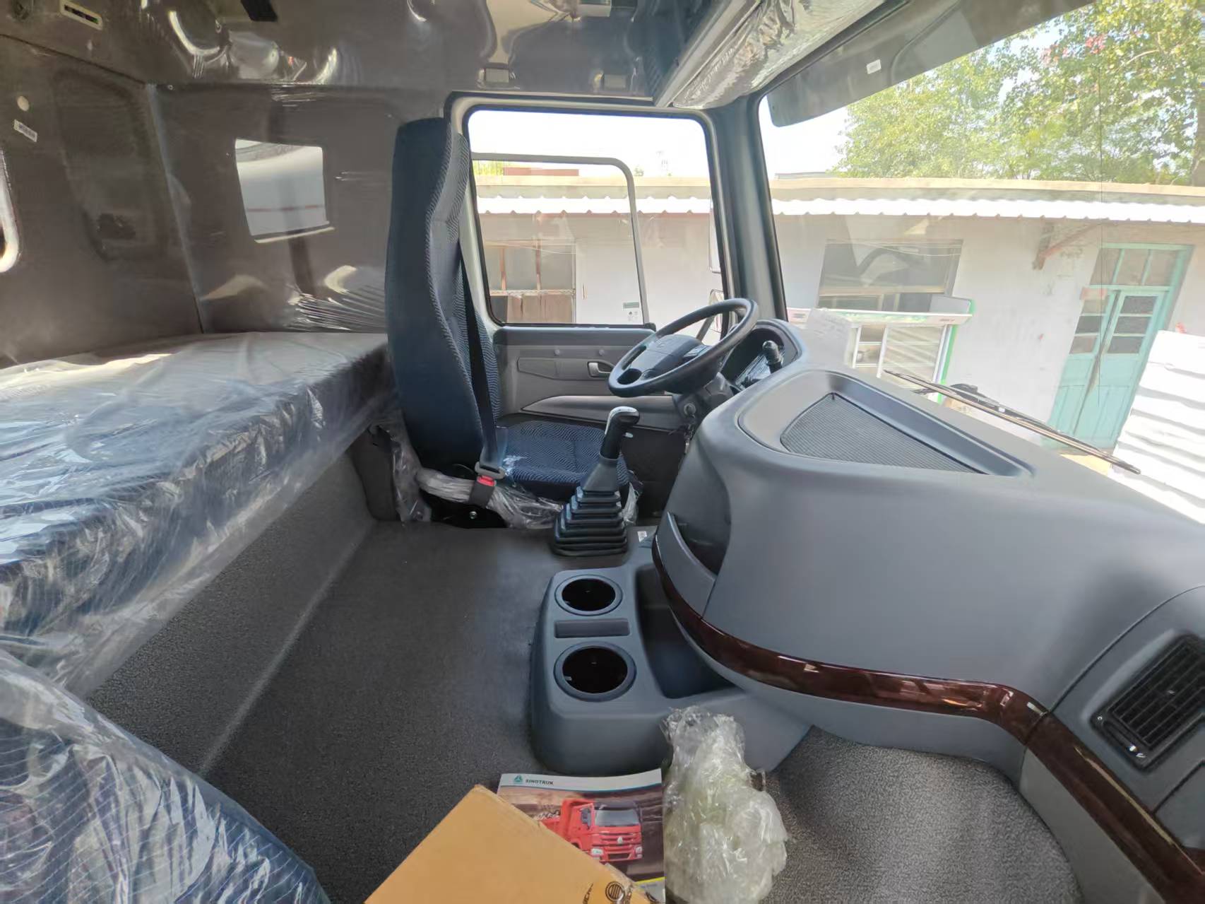 SINOTRUK HOWO 6*4 Tractor Truck
