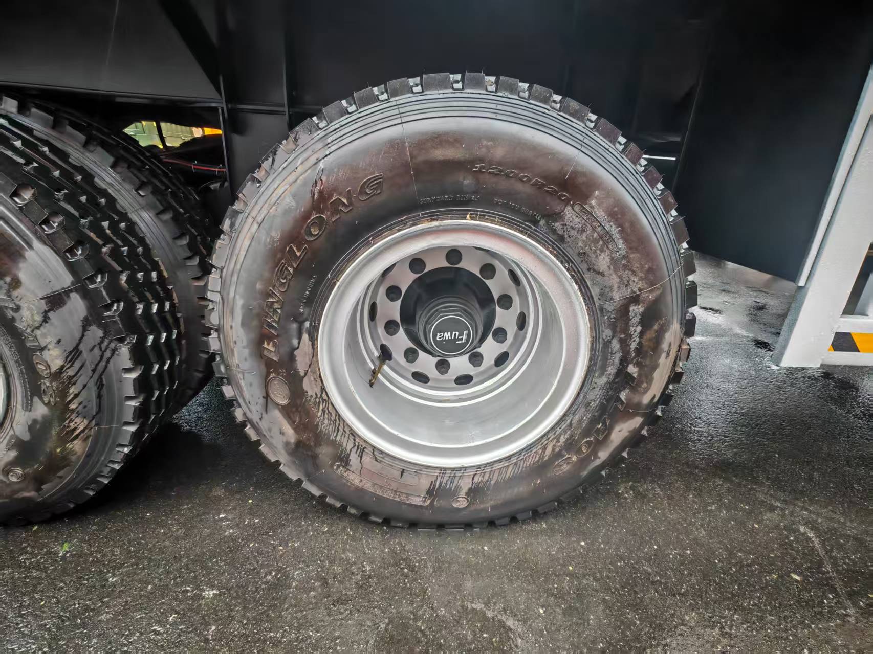 flatbed semi trailer tire