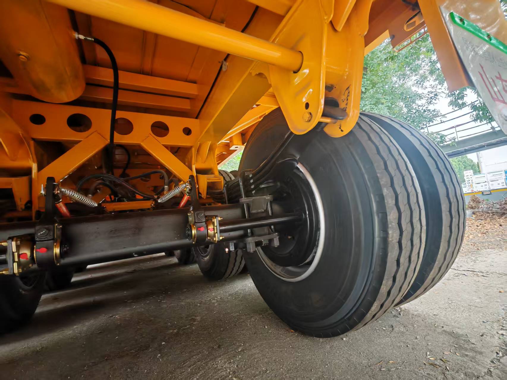 4 Axles 70 Tons Flatbed Semi Trailer Detail Picture