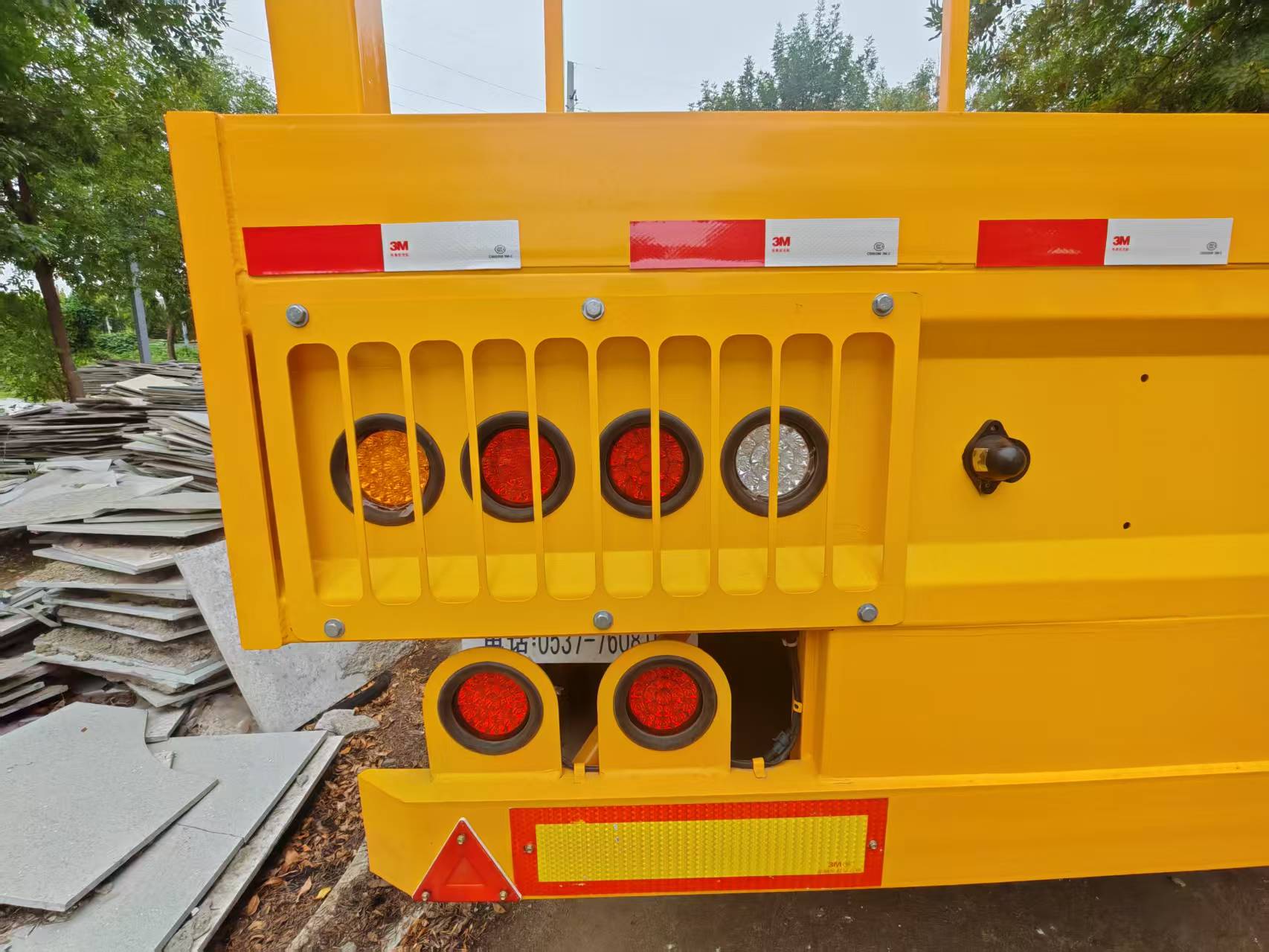 4 Axles 70 Tons Flatbed Semi Trailer Detail Picture