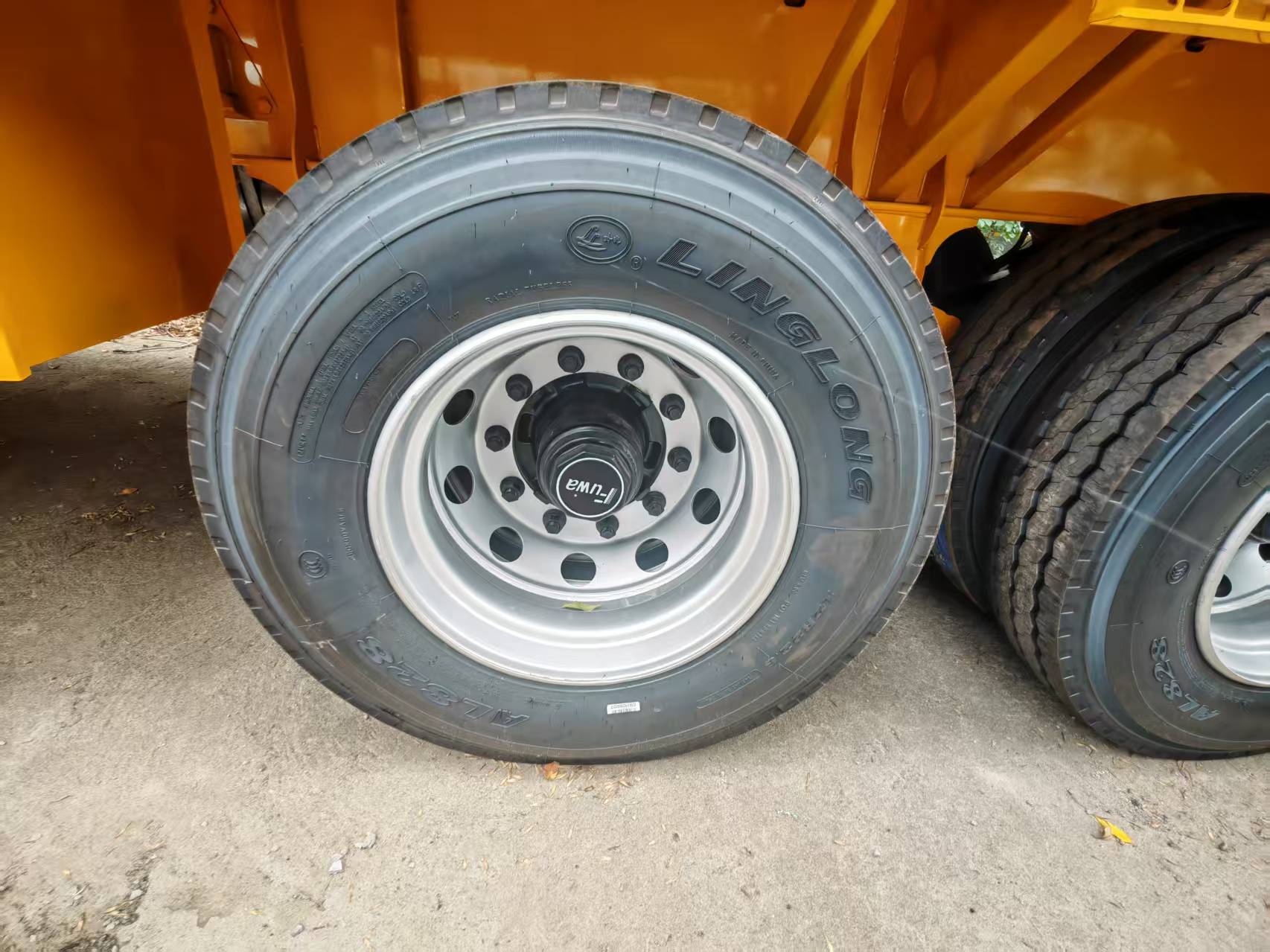 4 Axles 70 Tons Flatbed Semi Trailer Detail Picture