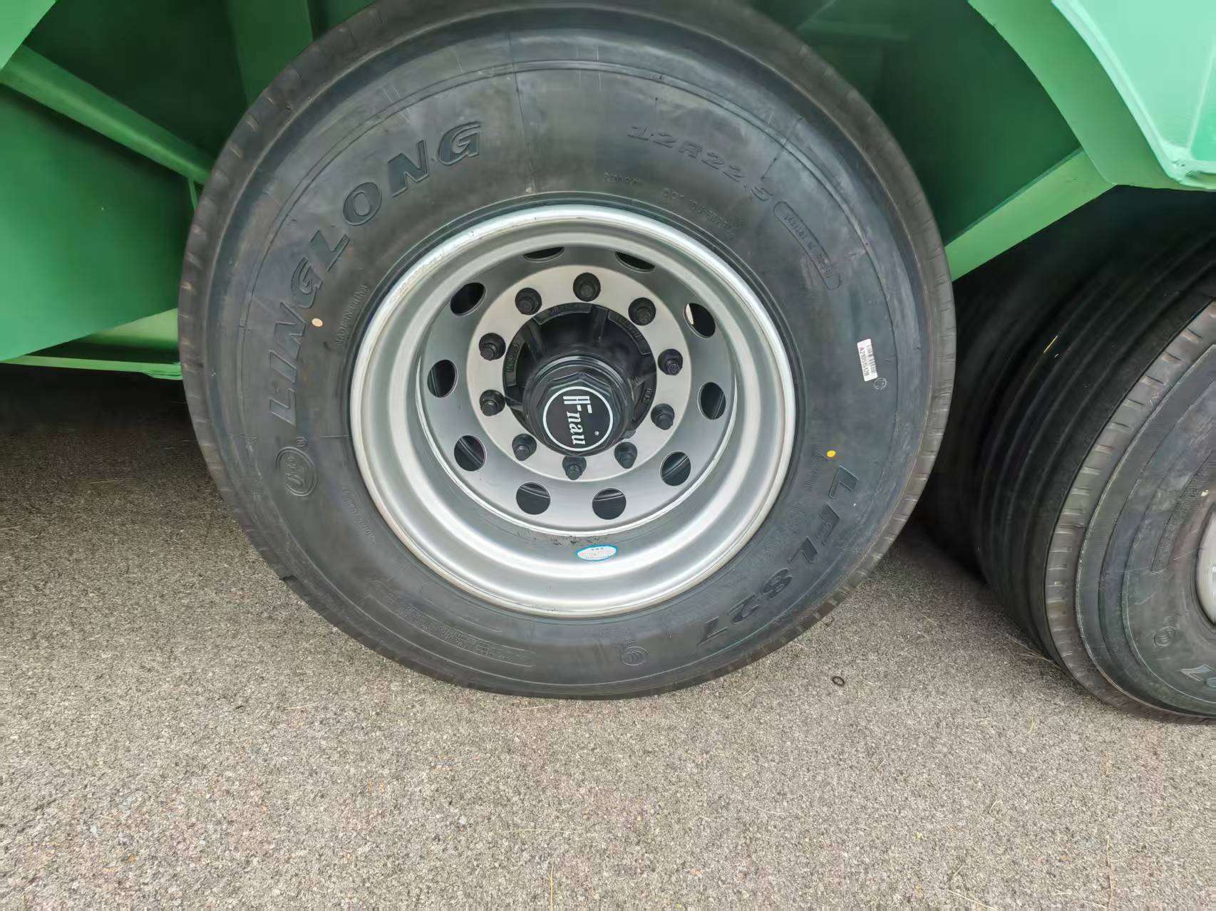 3 Axles 50 Tons Flatbed Semi Trailer Detail Picture