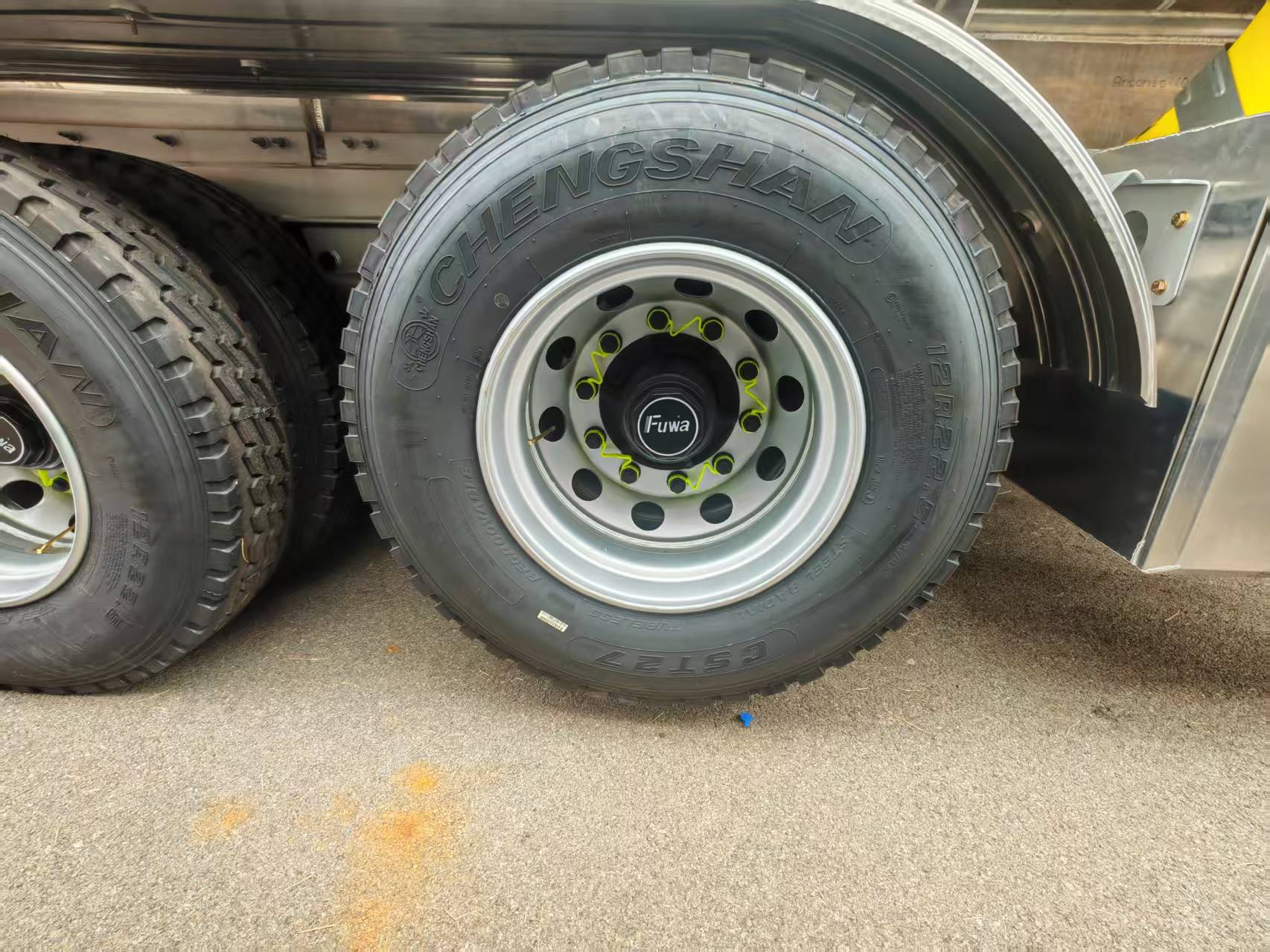 flatbed semi trailer tire
