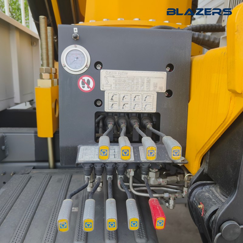 -howo-6x4-truck-crane-control-view.webp