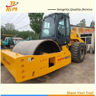 The affordable 26-ton Changlin 8268T large road roller is suitable for road base compaction operations.